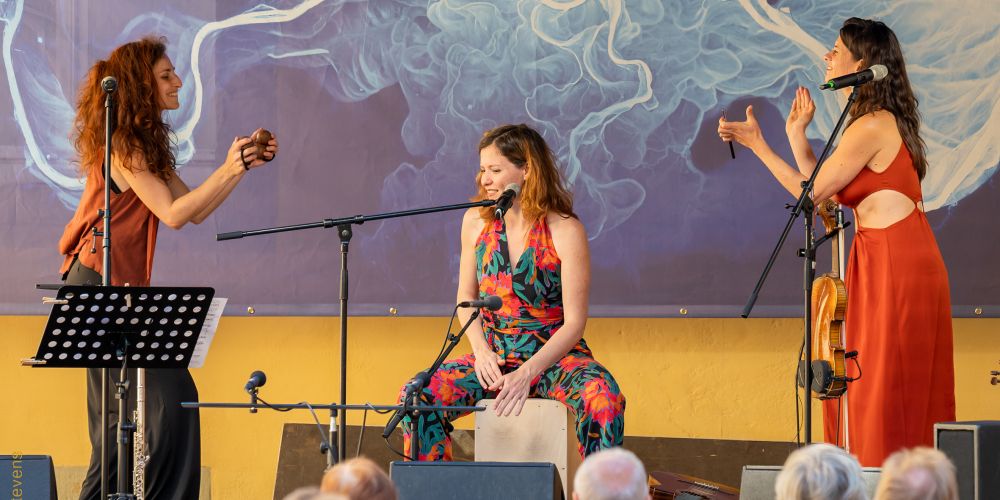 Drei Musikerinnen mit Kastagnetten, Cajon und Violine