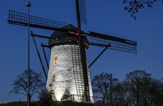 Erleuchtete Mühle bei Nacht