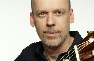 Klaus Jäckle mit Gitarre
